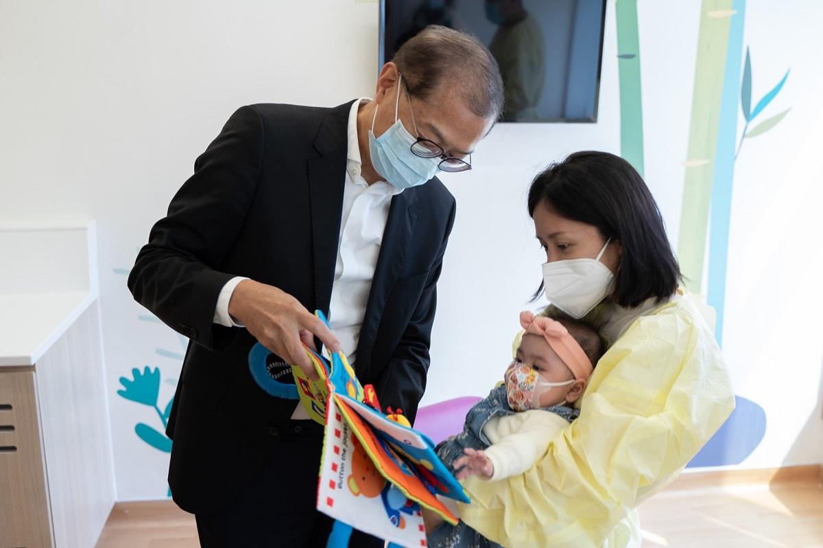 盧寵茂(左)今日再到香港兒童醫院探望小芷希(中)。(醫務衞生局FB)