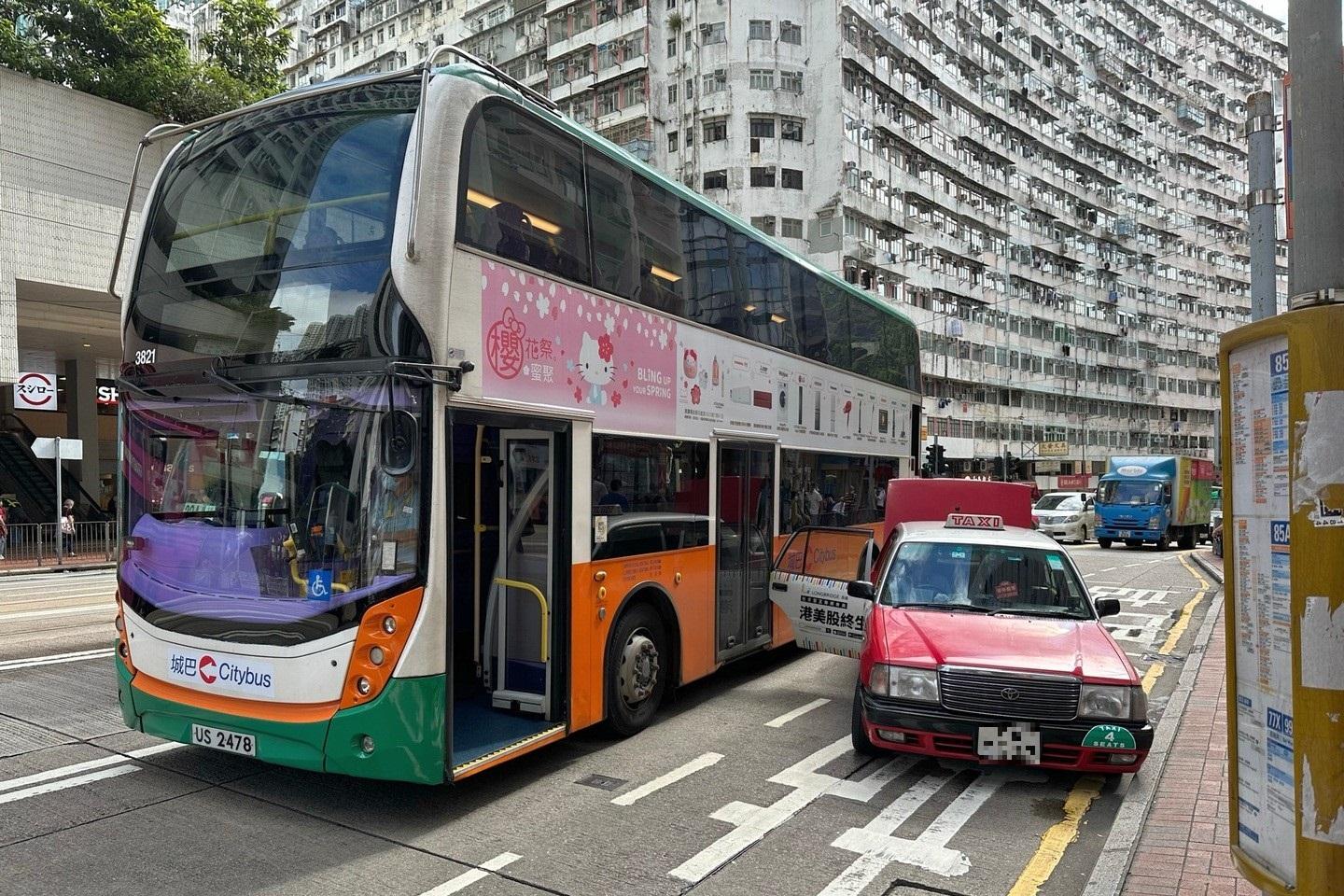 有網民張貼在同一巴士站發生的違例泊車、阻礙巴士埋站情況。(網民Patrick Sin@FB群組「車cam L(香港群組)」)