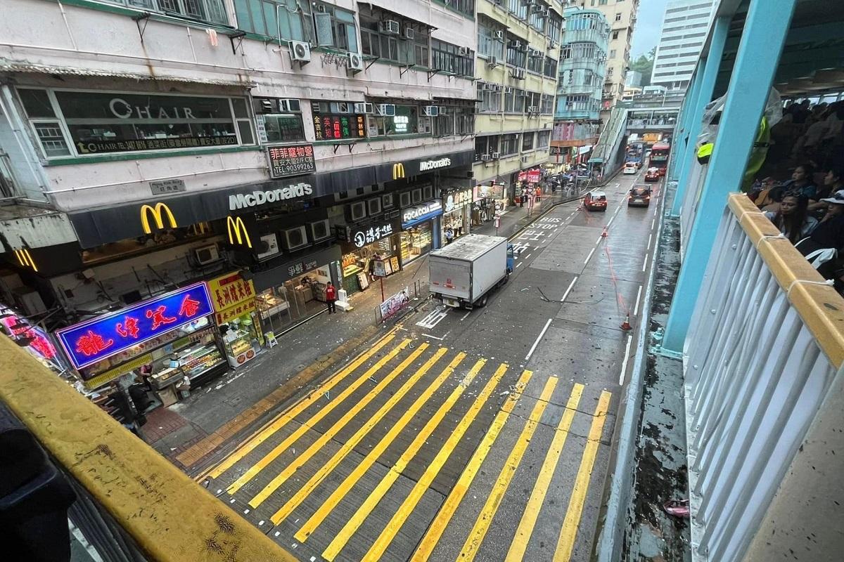 旺角道下午天降「石屎雨」擊中一輛貨車,現場交通擠塞。(網上圖片)