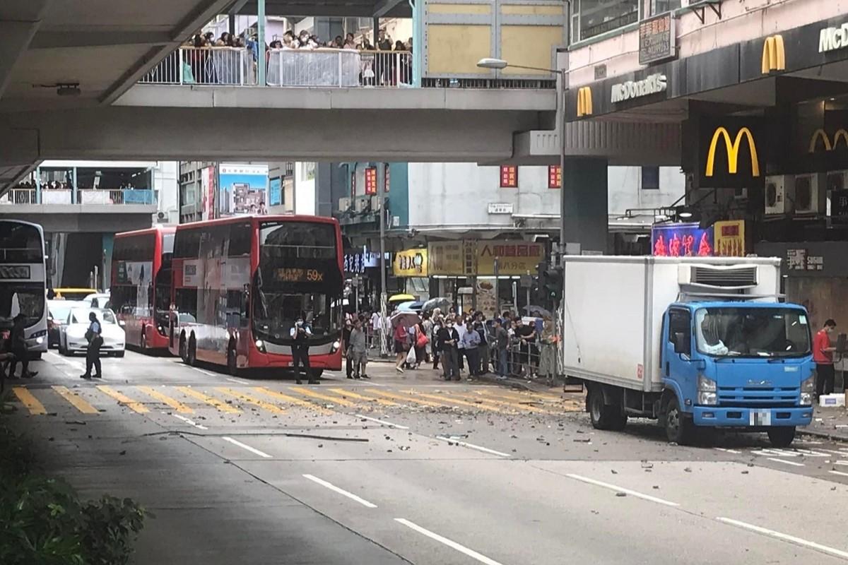 旺角道下午天降「石屎雨」擊中一輛貨車,現場交通擠塞。(網上圖片)