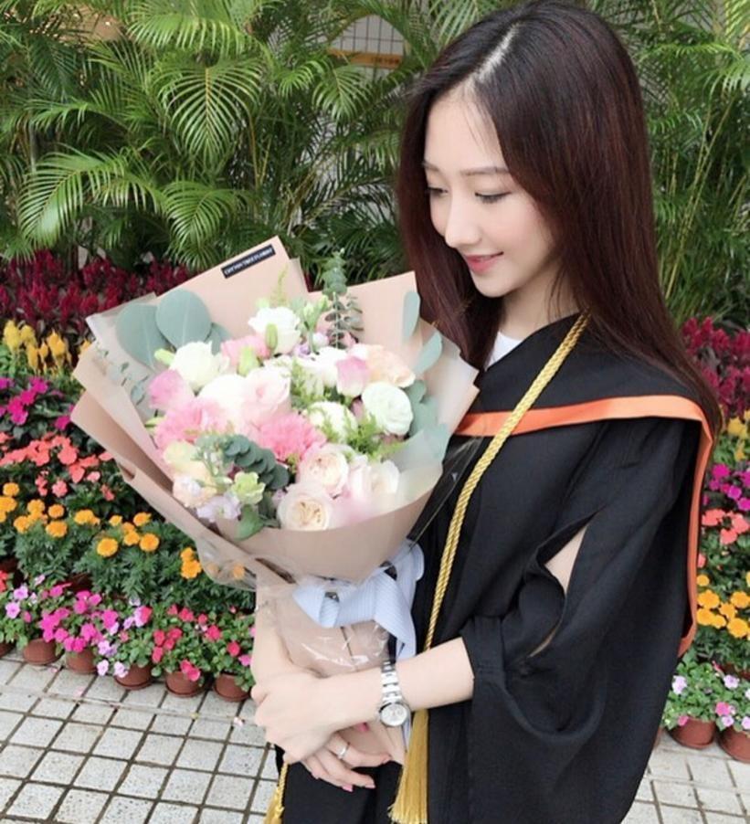 何依婷中學在香港佛教孔仙洲紀念中學就讀,DSE考到27分。