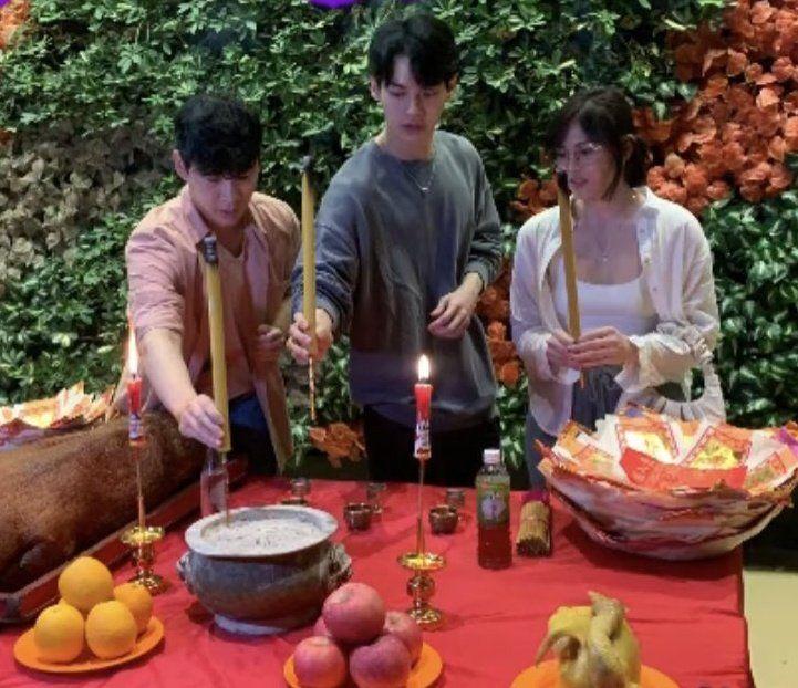 Win偕新片拍檔Janella Salvador、Richard Juan日前在香港進行開鏡拜神儀式。