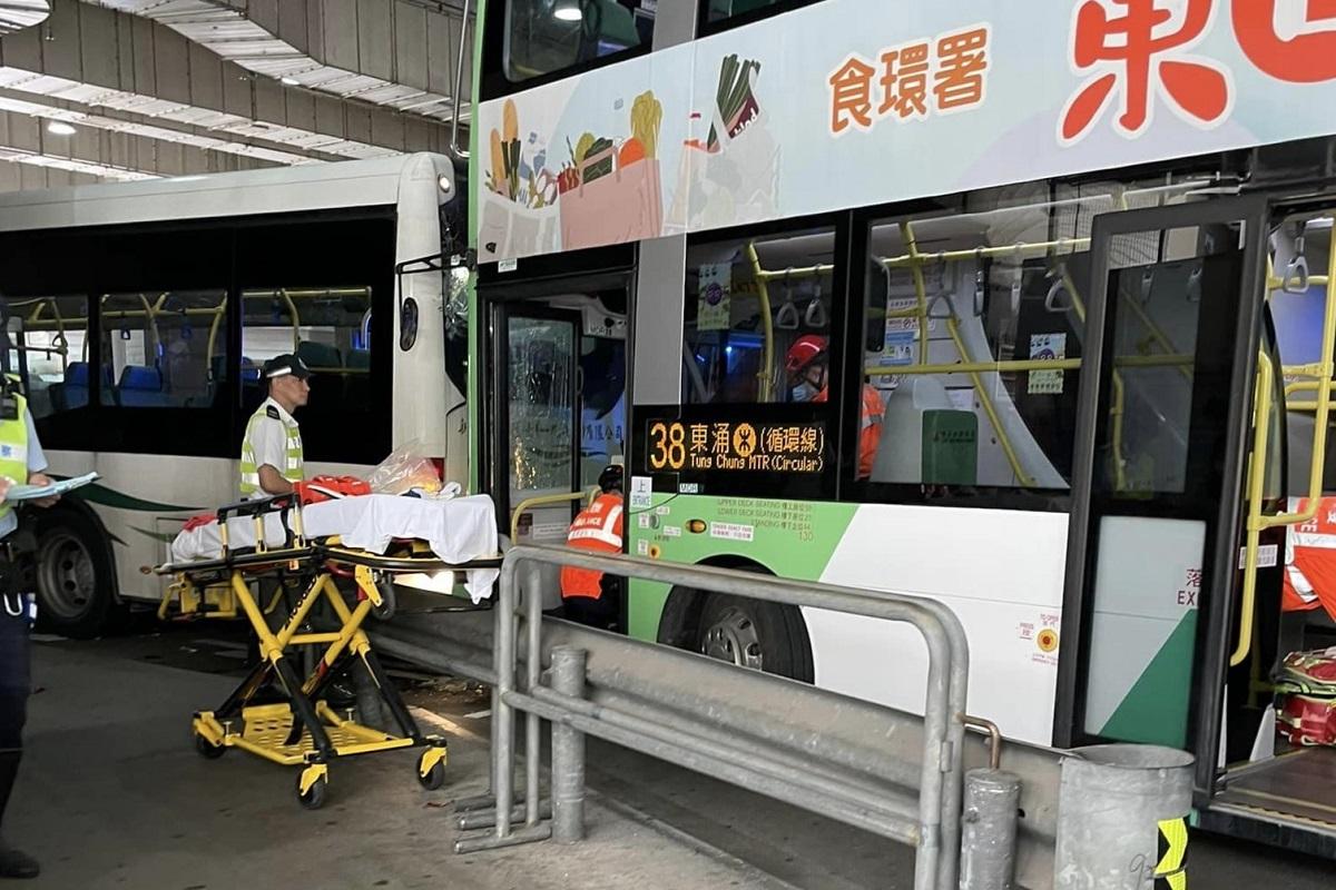 逸東邨有兩輛新大嶼山巴士相撞,釀成多人受傷。(網民Debby Ming@FB群組「東涌friends club」)