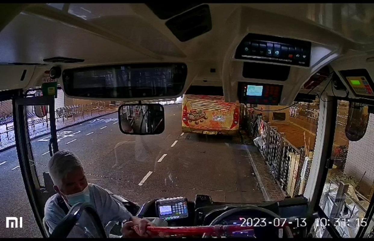 將軍澳有老翁暗中登上一輛九巴,僅用25秒便借助拐杖盜去車長背囊。(網上片段截圖)