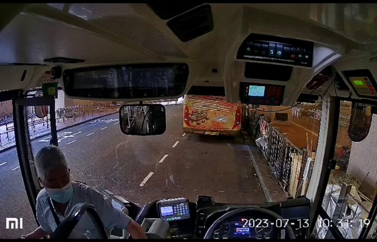 將軍澳有老翁暗中登上一輛九巴,僅用25秒便借助拐杖盜去車長背囊。(網上片段截圖)