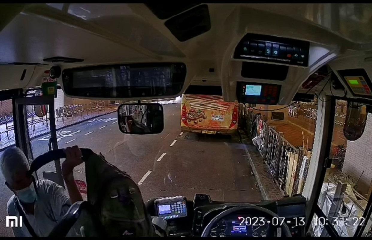 將軍澳有老翁暗中登上一輛九巴,僅用25秒便借助拐杖盜去車長背囊。(網上片段截圖)