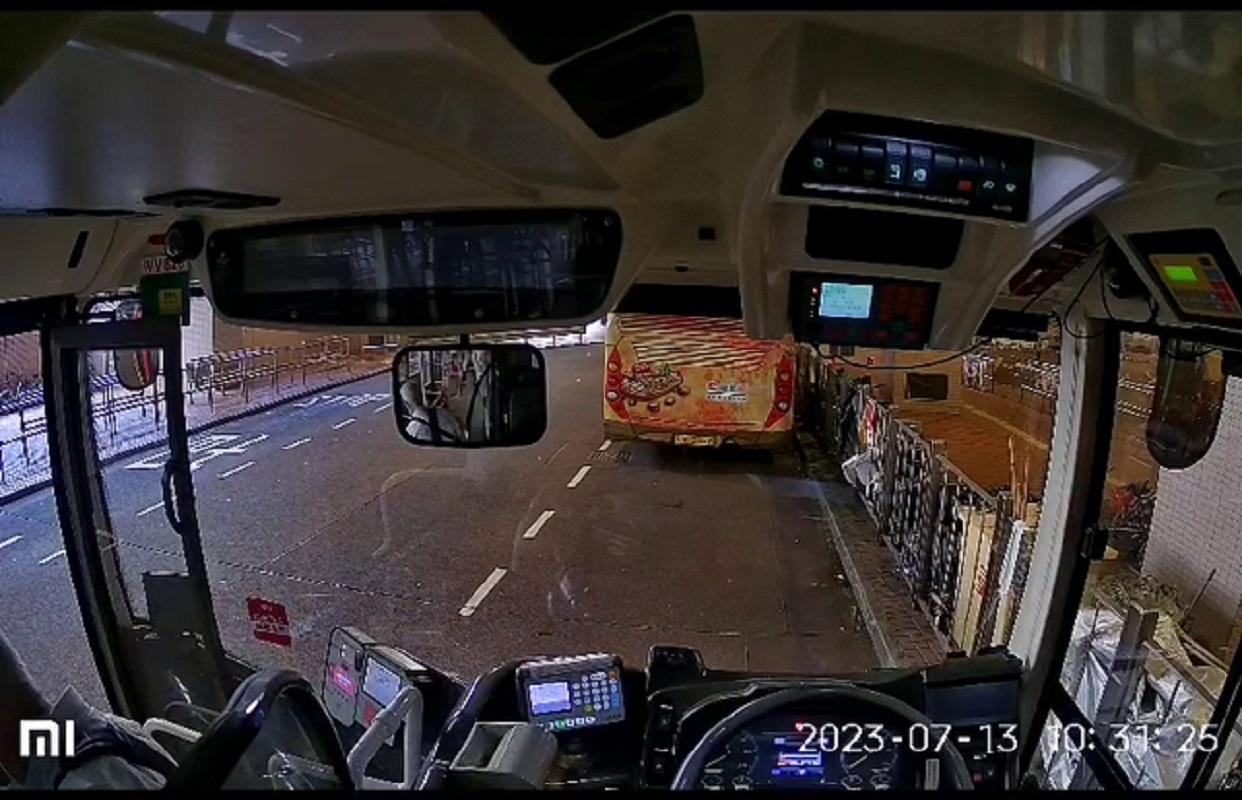 將軍澳有老翁暗中登上一輛九巴,僅用25秒便借助拐杖盜去車長背囊。(網上片段截圖)