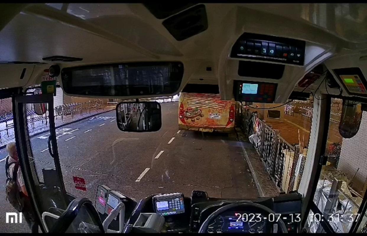 將軍澳有老翁暗中登上一輛九巴,僅用25秒便借助拐杖盜去車長背囊。(網上片段截圖)