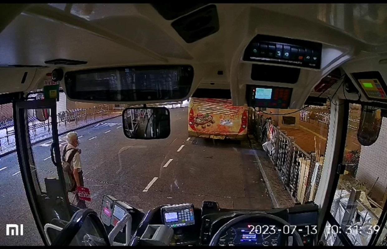 將軍澳有老翁暗中登上一輛九巴,僅用25秒便借助拐杖盜去車長背囊。(網上片段截圖)