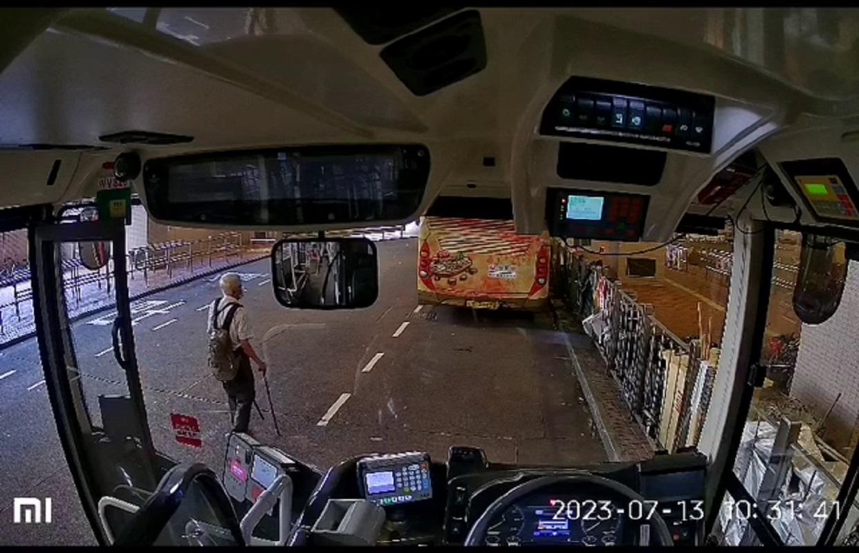 將軍澳有老翁暗中登上一輛九巴,僅用25秒便借助拐杖盜去車長背囊。(網上片段截圖)