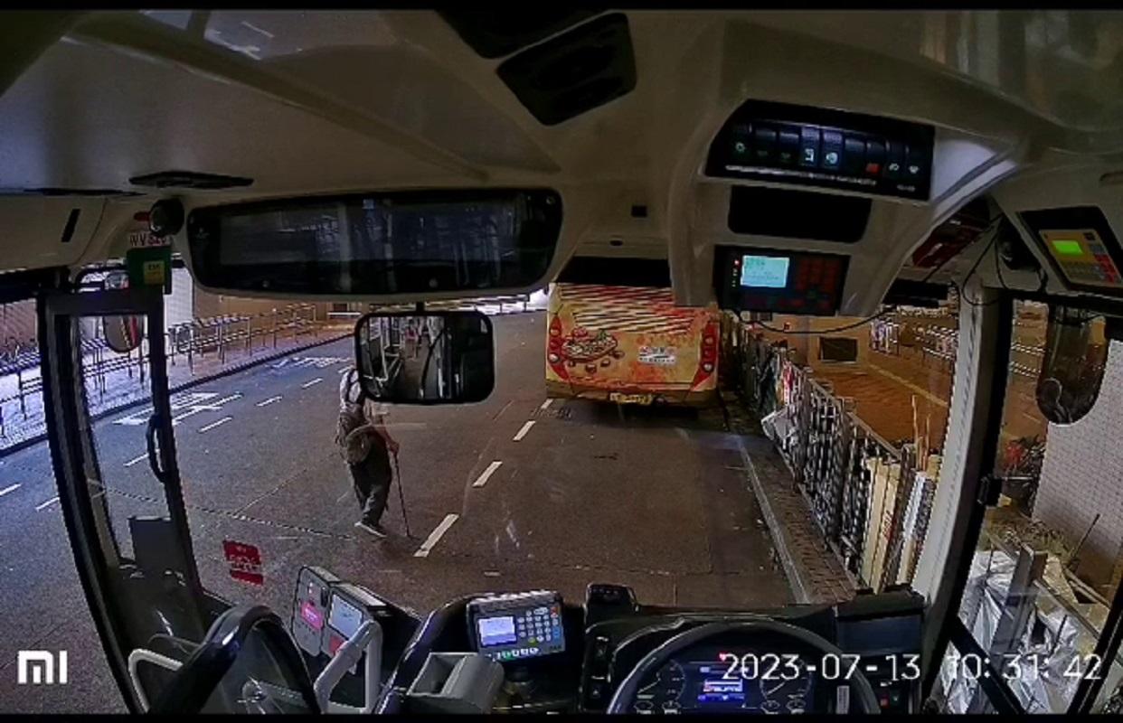 將軍澳有老翁暗中登上一輛九巴,僅用25秒便借助拐杖盜去車長背囊。(網上片段截圖)