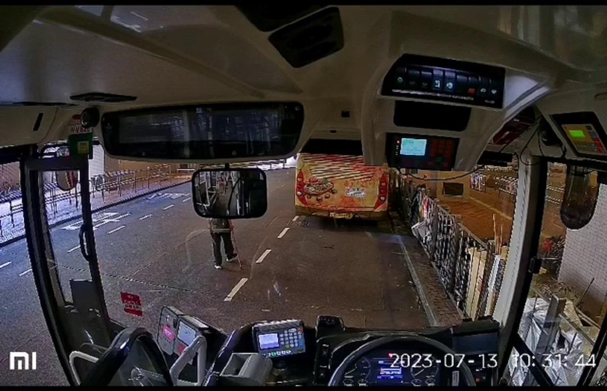 將軍澳有老翁暗中登上一輛九巴,僅用25秒便借助拐杖盜去車長背囊。(網上片段截圖)