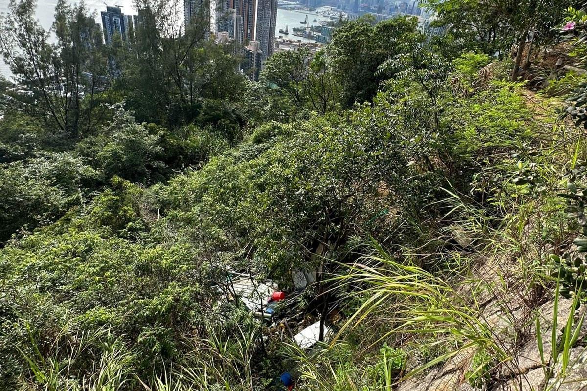 謝淑珍引述居民投訴指,有政府工作人員到魔鬼山清拆僭建物後隨即傾倒在山坡。(謝淑珍FB)