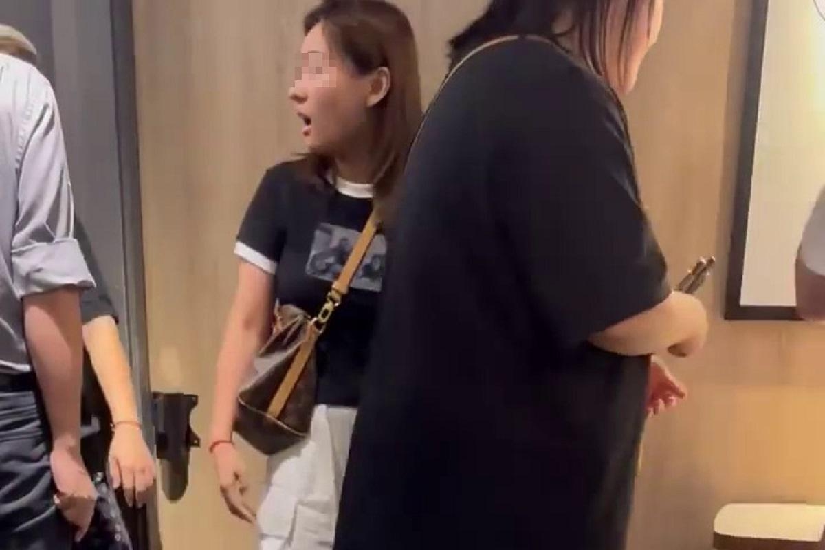 5名女子疑「人有三急」硬闖男洗手間,遭快餐店經理發現後被驅趕。(網民Gary Knight@FB群組「香港突發事故報料區及討論區」影片截圖)