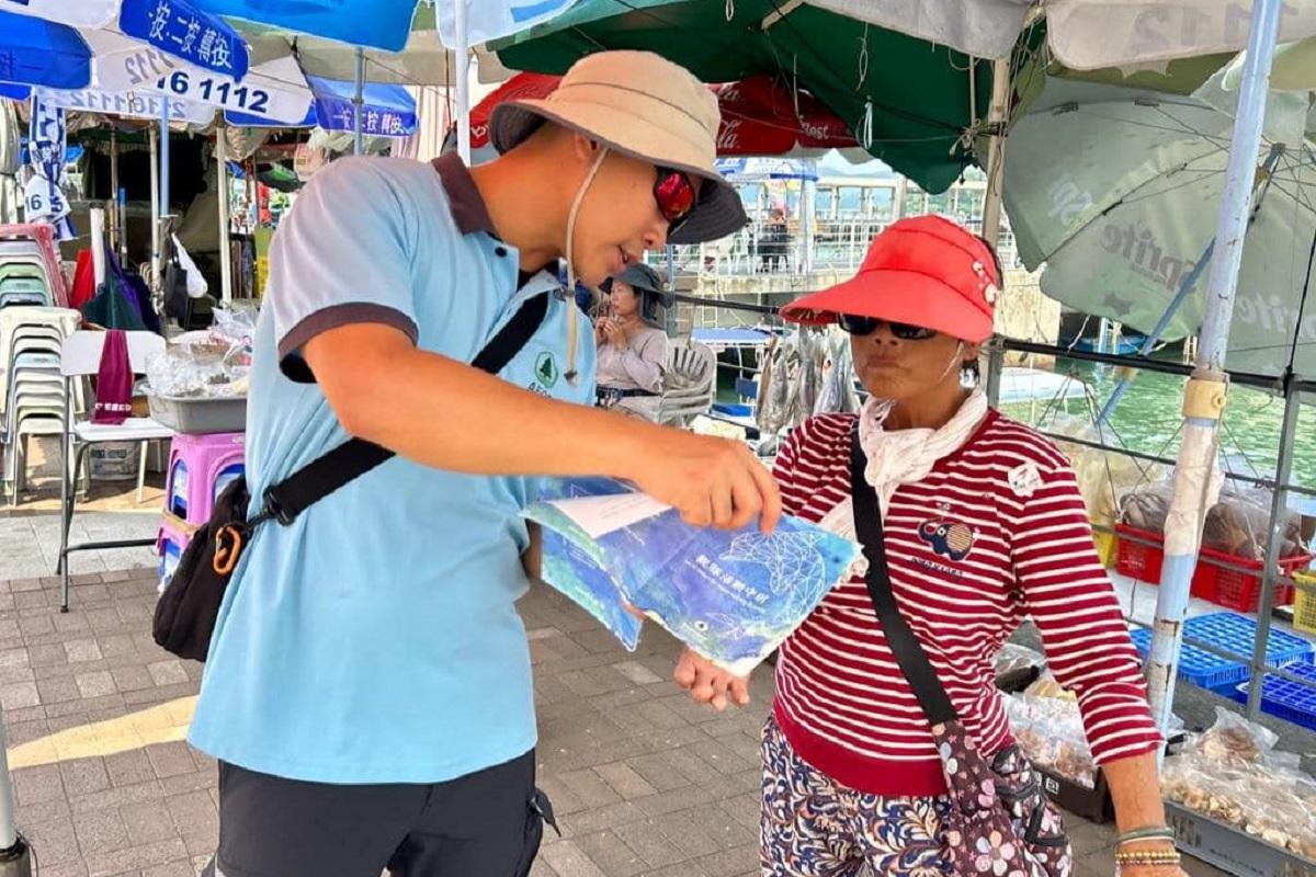 漁護署在西貢碼頭一帶加強宣傳不要出海「追鯨」。(陳國基FB)