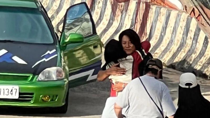 《周末在台北》曾在基隆海邊取景,桂綸鎂跟姜成鎬演出擁抱戲碼。(圖/翻攝「基隆人大小事資訊天地」Facebook)