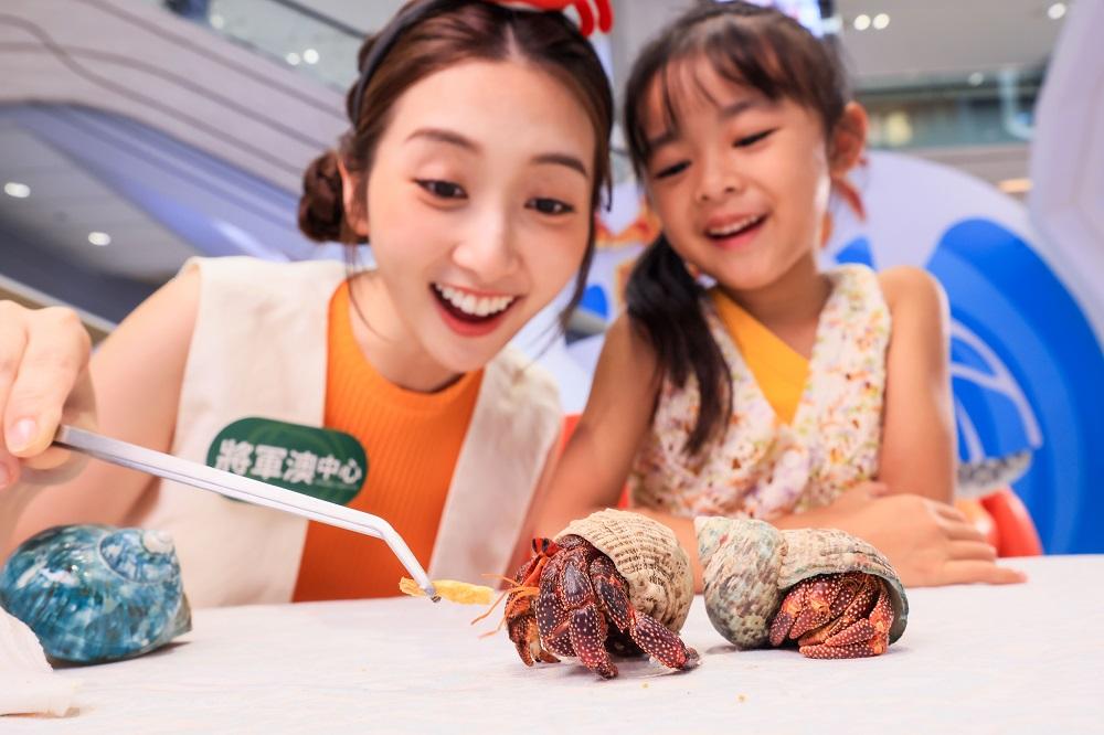 暑假好去處│「一日館長」由專業料理員帶領下照顧蟹的起居飲食,近距離接觸小動物,增強同理心並學懂愛護環境。