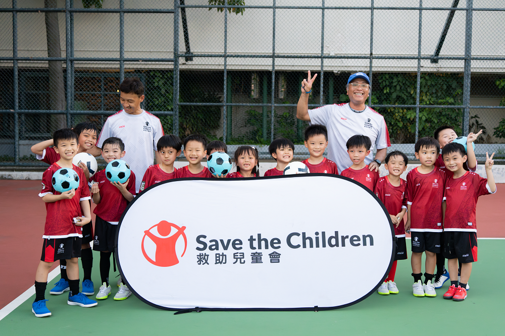 兩代專業教練經驗豐富,透過足球訓練改善兒童社交情感技能。(圖片來源:香港救助兒童會提供)