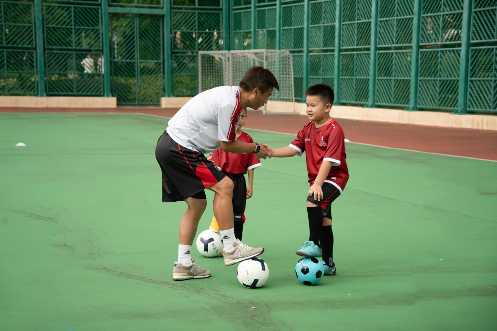 教練真心投入教學,用心栽培下一代,將足球精神薪火相傳。(圖片來源:香港救助兒童會提供)