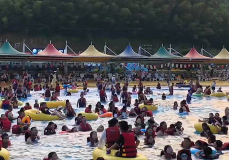 「紫金灣歡樂王國」水上遊樂園遊客量大,不少遊客造訪。(圖/翻攝自微信 紫金灣歡樂王國)