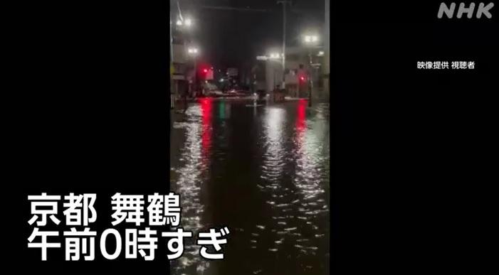 颱風蘭恩|京都府舞鶴市街道水浸。(互聯網)