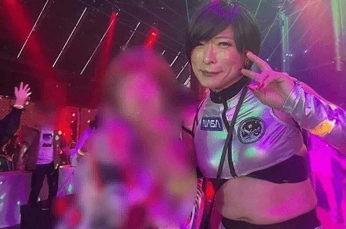 死者浦仁志愛易服打扮。(互聯網)