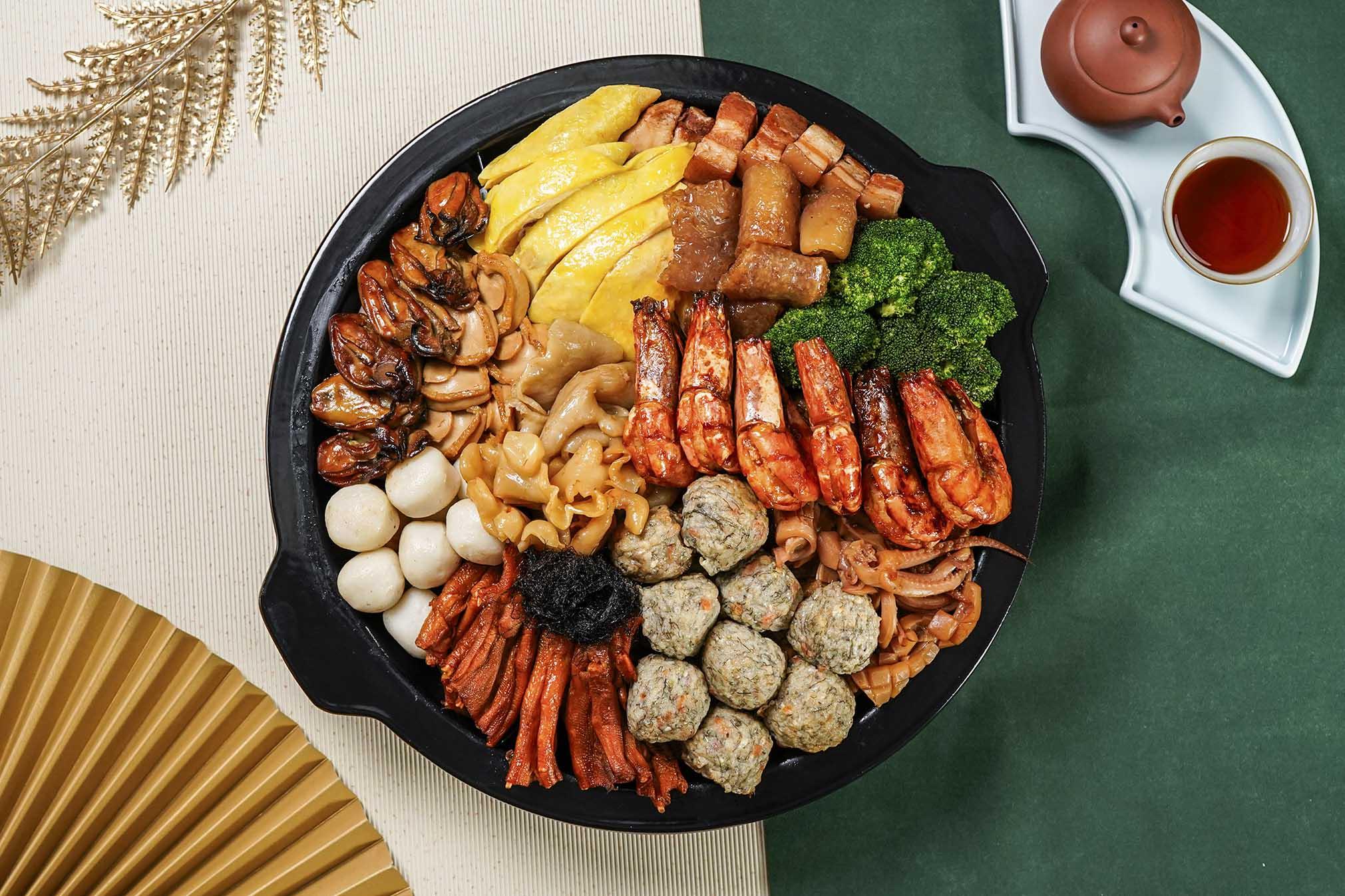 今年推出用料矜貴的鮑魚花膠三重奏盆菜(6位享用,原價$1,698,9折優惠價$1,528)