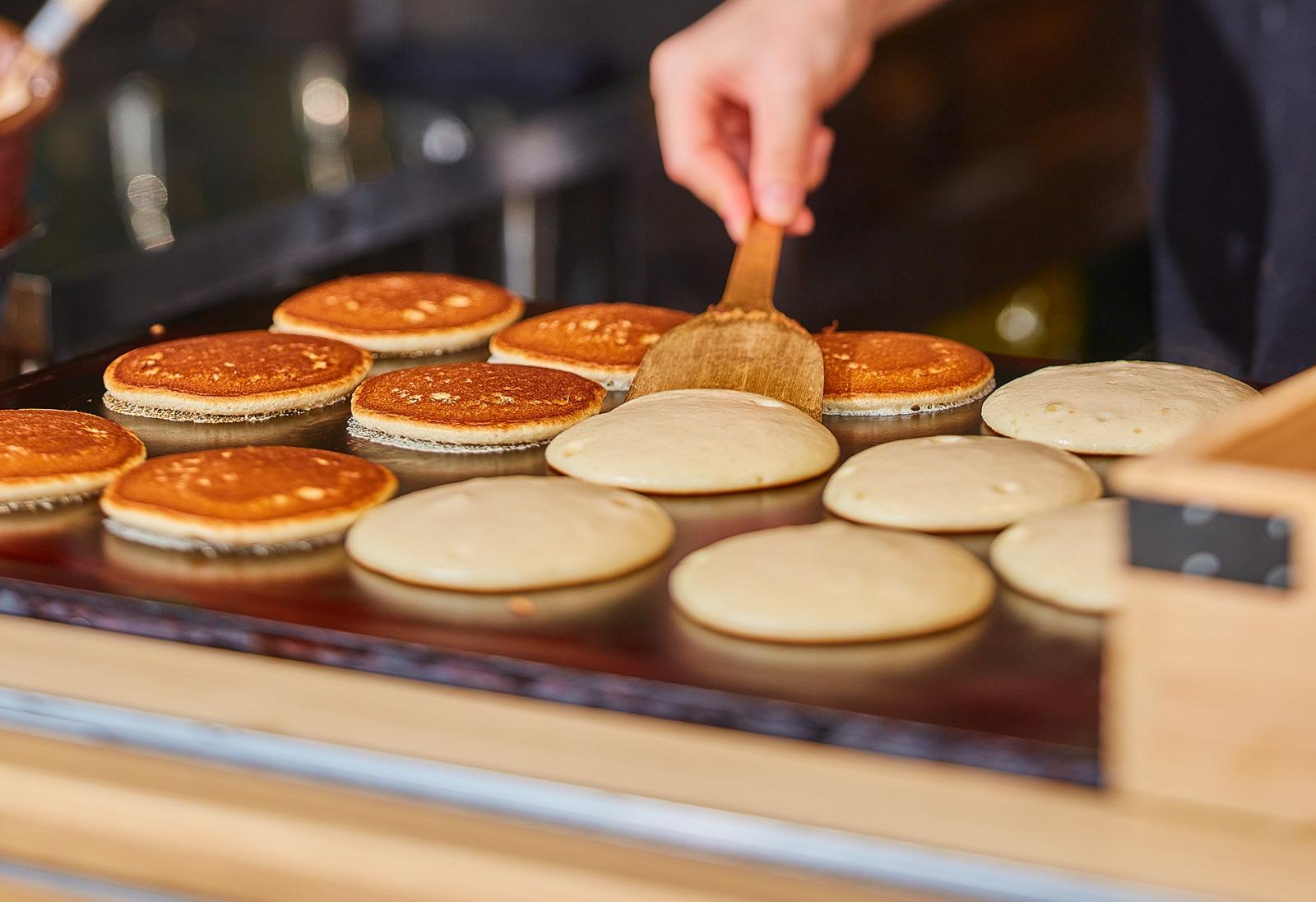 以北海道十勝産小倉紅豆、宮城縣蔵王的走地雞「竹雞」產的雞蛋來製作,非常講究。(圖片來源:PRTIMES)