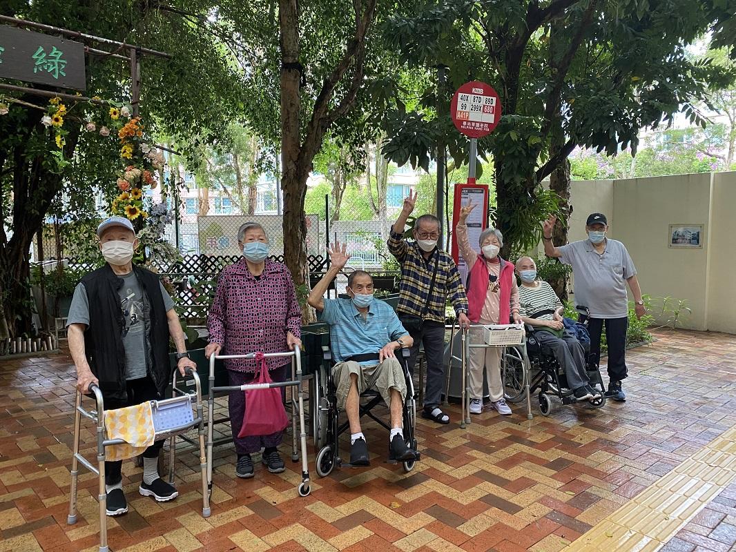 九巴向安老院舍捐贈巴士站牌。(九巴提供)