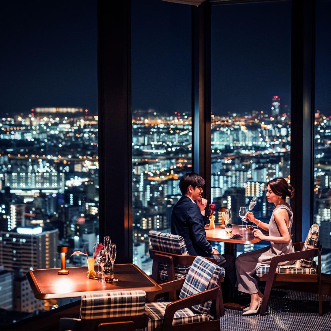 位於33樓、以燻製料理為主題的Kunsei Kitchen,坐擁大阪最美的夜景。(圖片來源:FB@Centara Grand Hotel Osaka)