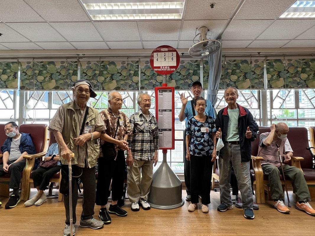 九巴向安老院舍捐贈巴士站牌。(九巴提供)