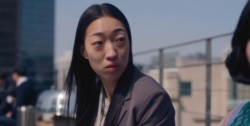 新人李寒別飾演整容前的女主角金貌美。