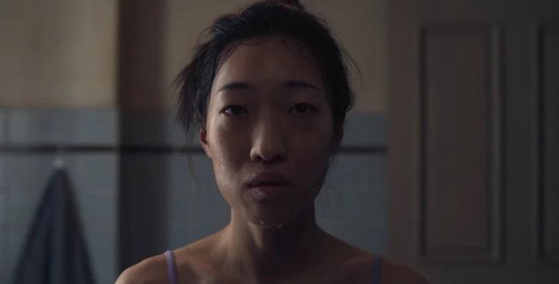 導演在開拍前通過1000人以上的試鏡,才選出素人李寒別飾演整容前的女主角。