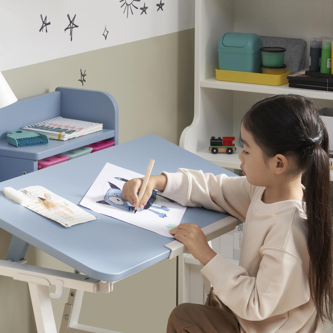 PIPLÄRKA成長型書檯能夠陪伴學童整個小學時期,適合身高115厘米至180厘米的小朋友使用,有五種高度選擇,可以按需要隨時調校檯腳高度。書檯不但提供學習的空間,更能成為學童的專屬畫架——檯面可調校斜度,用來畫畫和做手工藝都很合適。產品同時擁有軟邊圓角設計,貼心細節減少小朋友因碰撞而發生危險的機會。原價 $899 特價$699