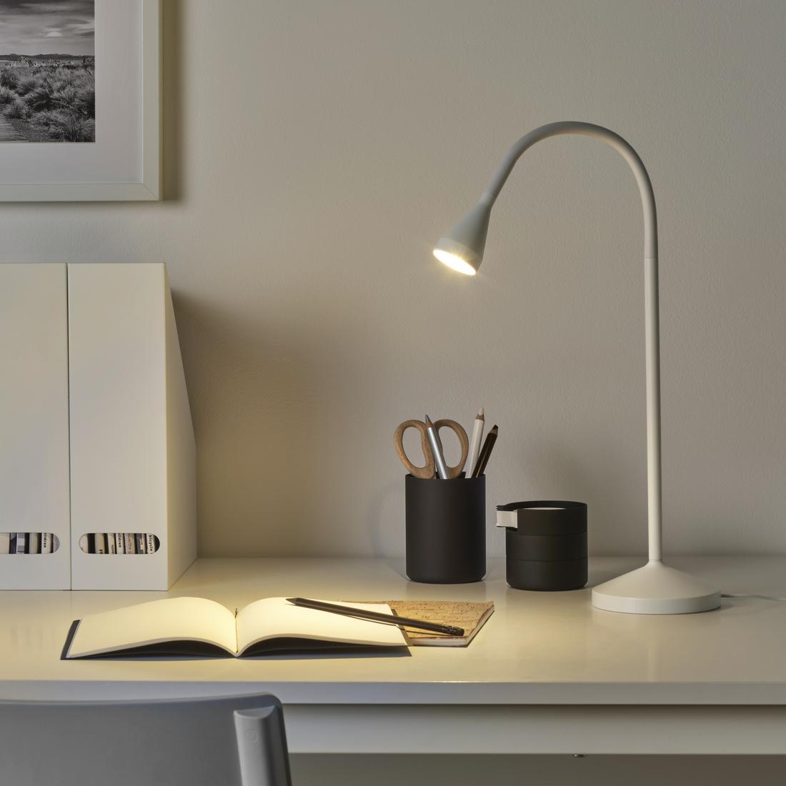 NÄVLINGE LED工作燈的外觀簡約,可融入房間佈置風格, 讓學生們自由打造具個人風格的生活小園地。工作燈提供聚焦光線,設有活動燈臂及燈頭,方便你自行調校光線方向,締造明亮工作環境,同時根據自己喜好,營造最佳學習氛圍。原價$199.9 特價179.9