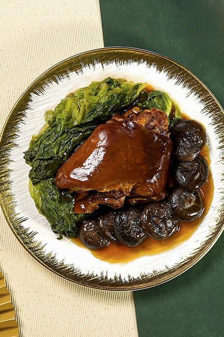 凡預訂鮑魚花膠三重奏豐食盆菜,即可獲贈價值$298的翡翠冬菇炆原隻元蹄。