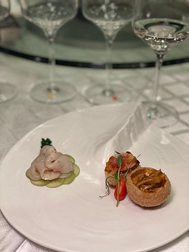 前菜的沙薑蟶子,配以口感清爽、帶水果香氣的開運貓純米吟釀,提升蟶子的鮮味。