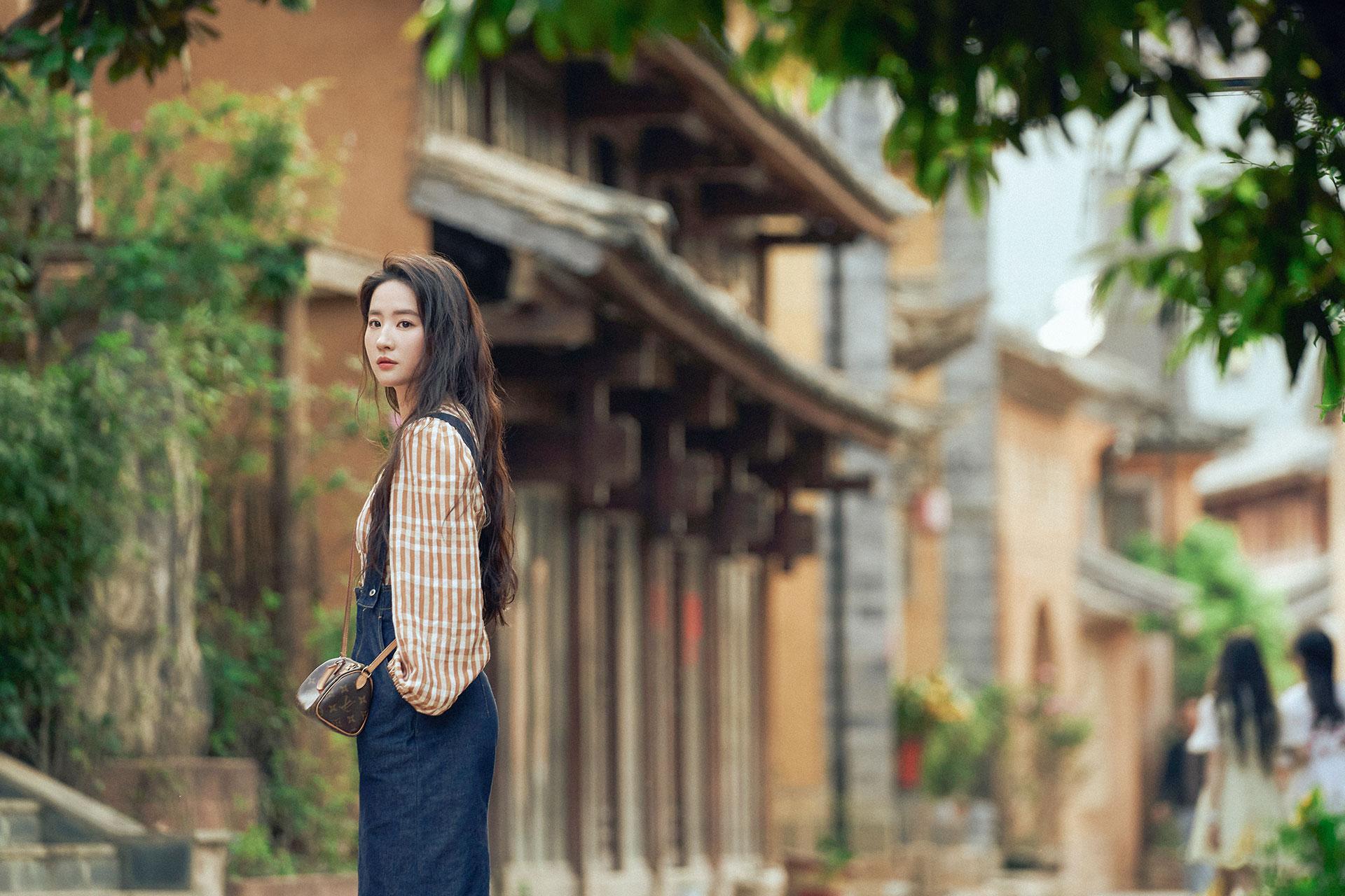 劉亦菲在劇中的「鬆弛感」穿搭廣受好評。(圖/中天娛樂台提供)