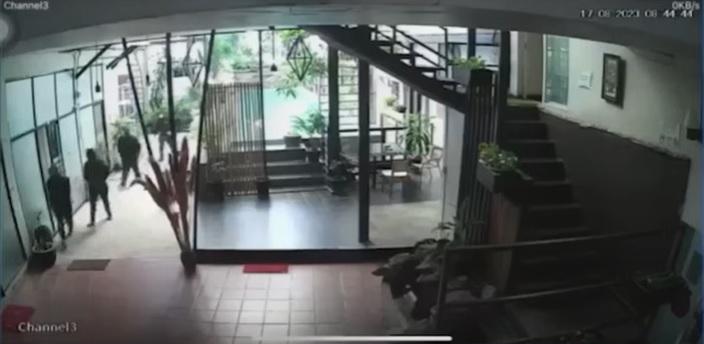 蒙面人進入醫院。(互聯網)