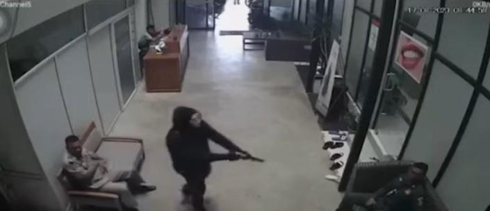 蒙面人指嚇獄警。(互聯網)