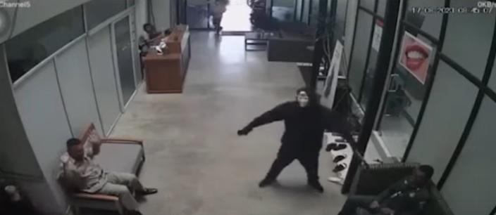 蒙面人威脅獄警。(互聯網)