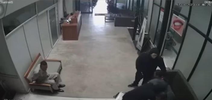 蒙面人綁起獄警。(互聯網)