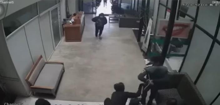 獄警雙手反綁。(互聯網)