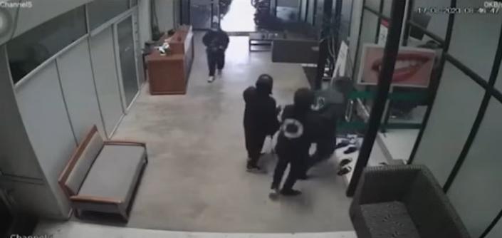 蒙面人把獄警帶到醫院另一區。(互聯網)