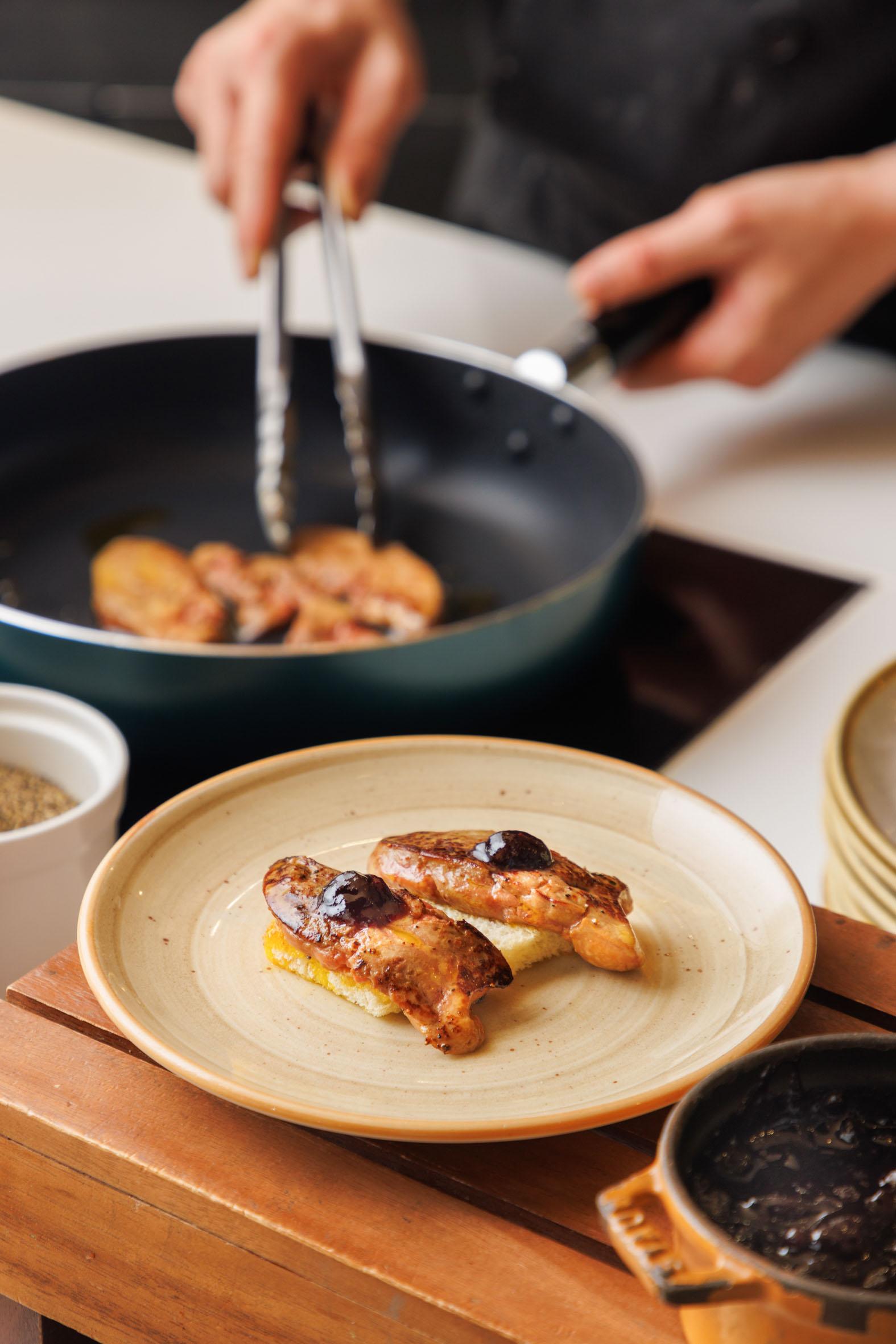 即煎鵝肝配香脆多士及藍莓醬