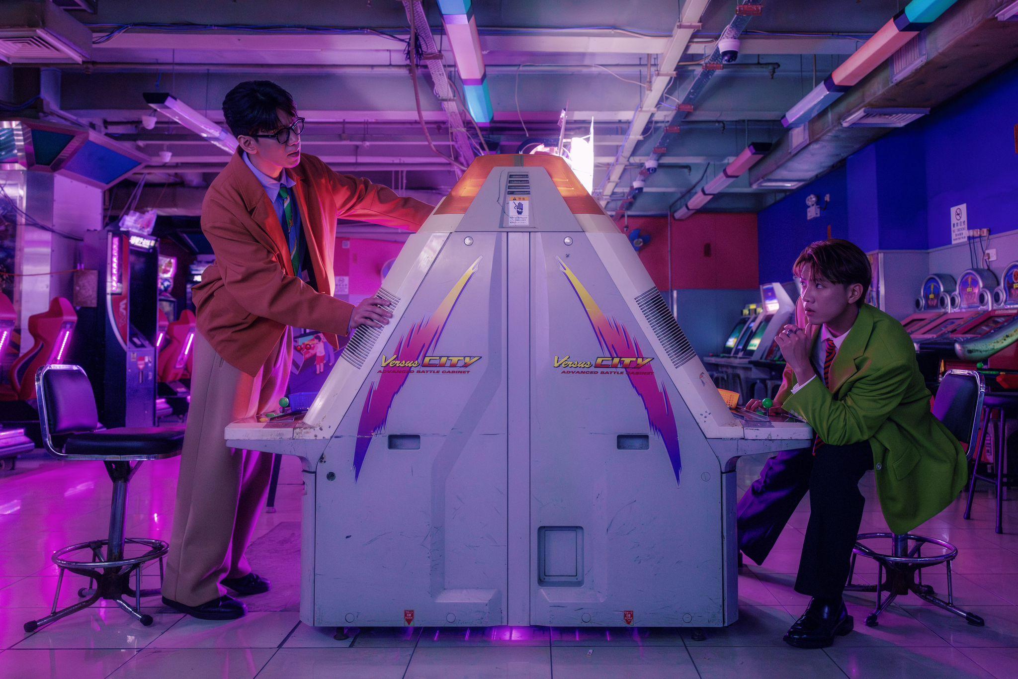 林奕匡找來鍾情懷舊曲風的力臻合作,二人早前一同到機舖拍攝MV。