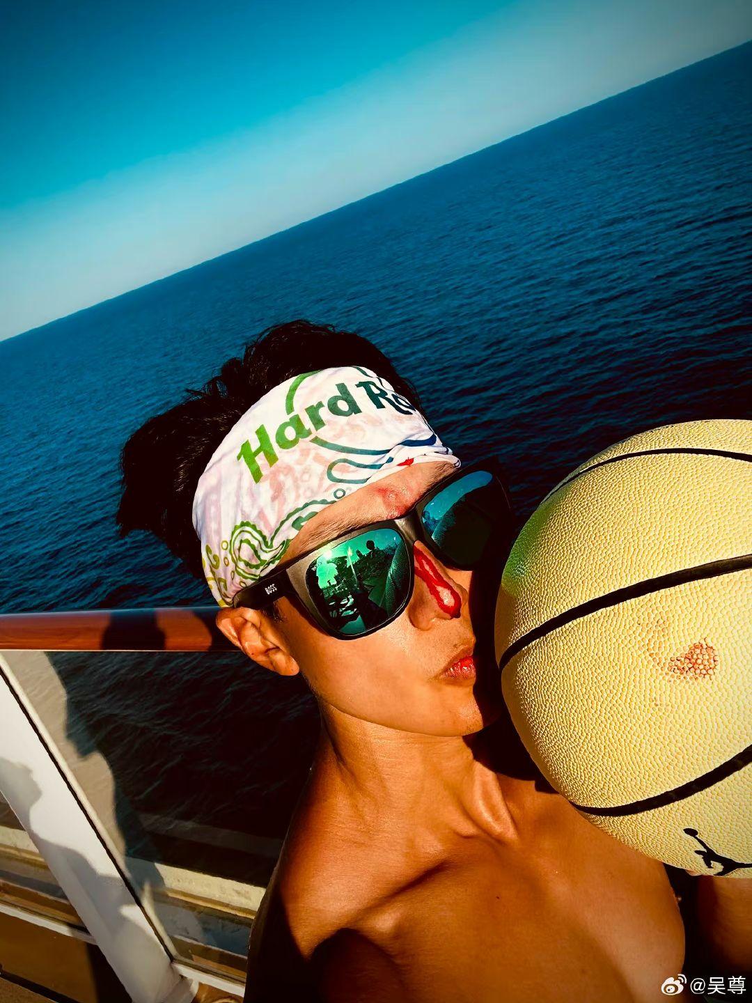 吳尊血流不止擺甫自拍 獲6.6萬內地網民讚好