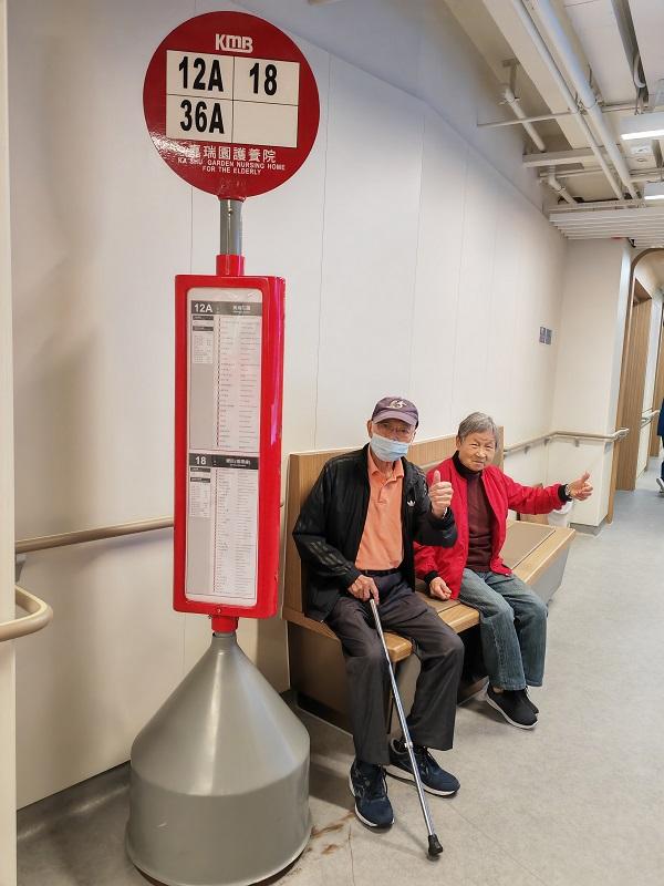 九巴向安老院舍捐贈巴士站牌。(九巴提供)