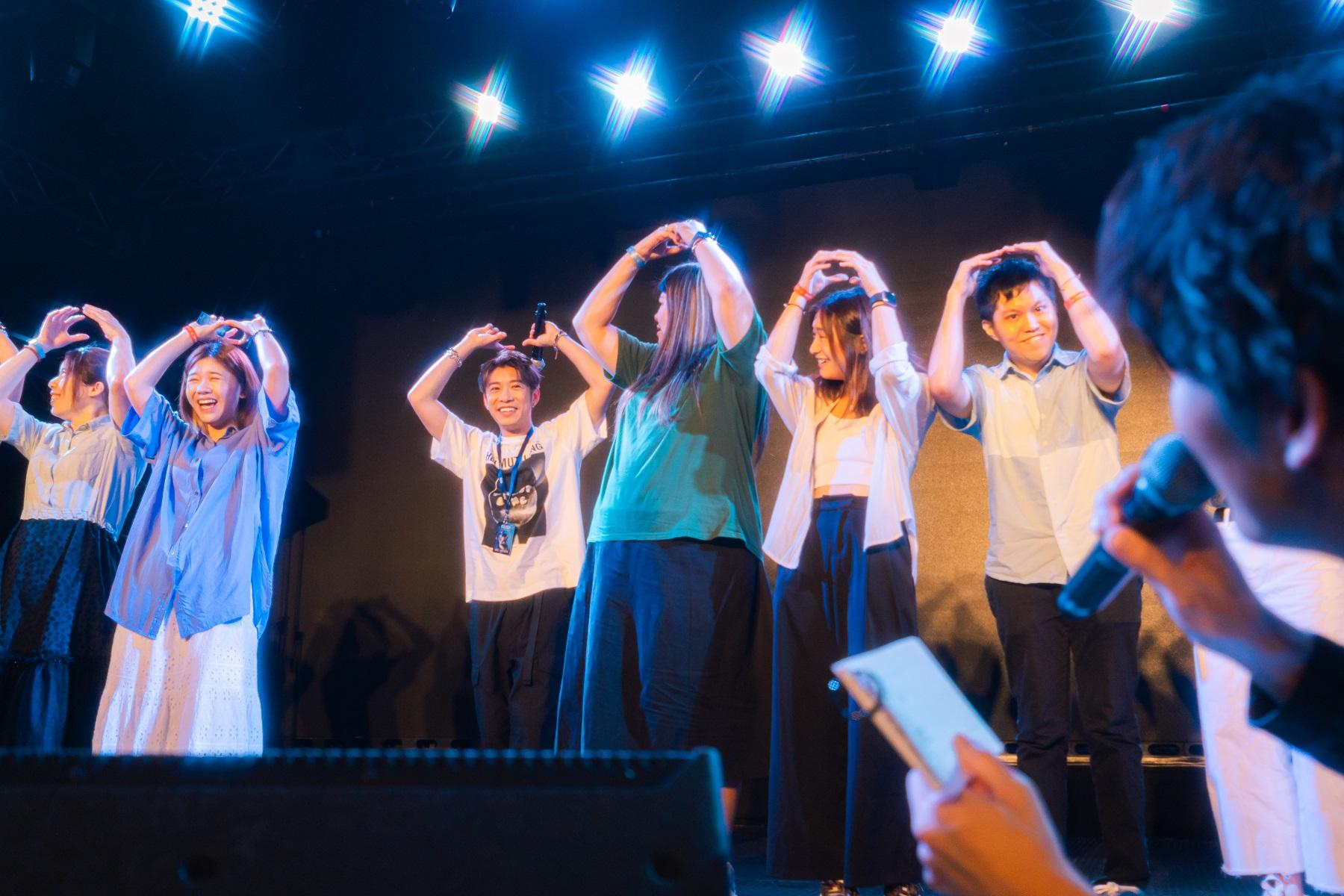 洪嘉豪跟院友玩遊戲。(由KHFC提供)