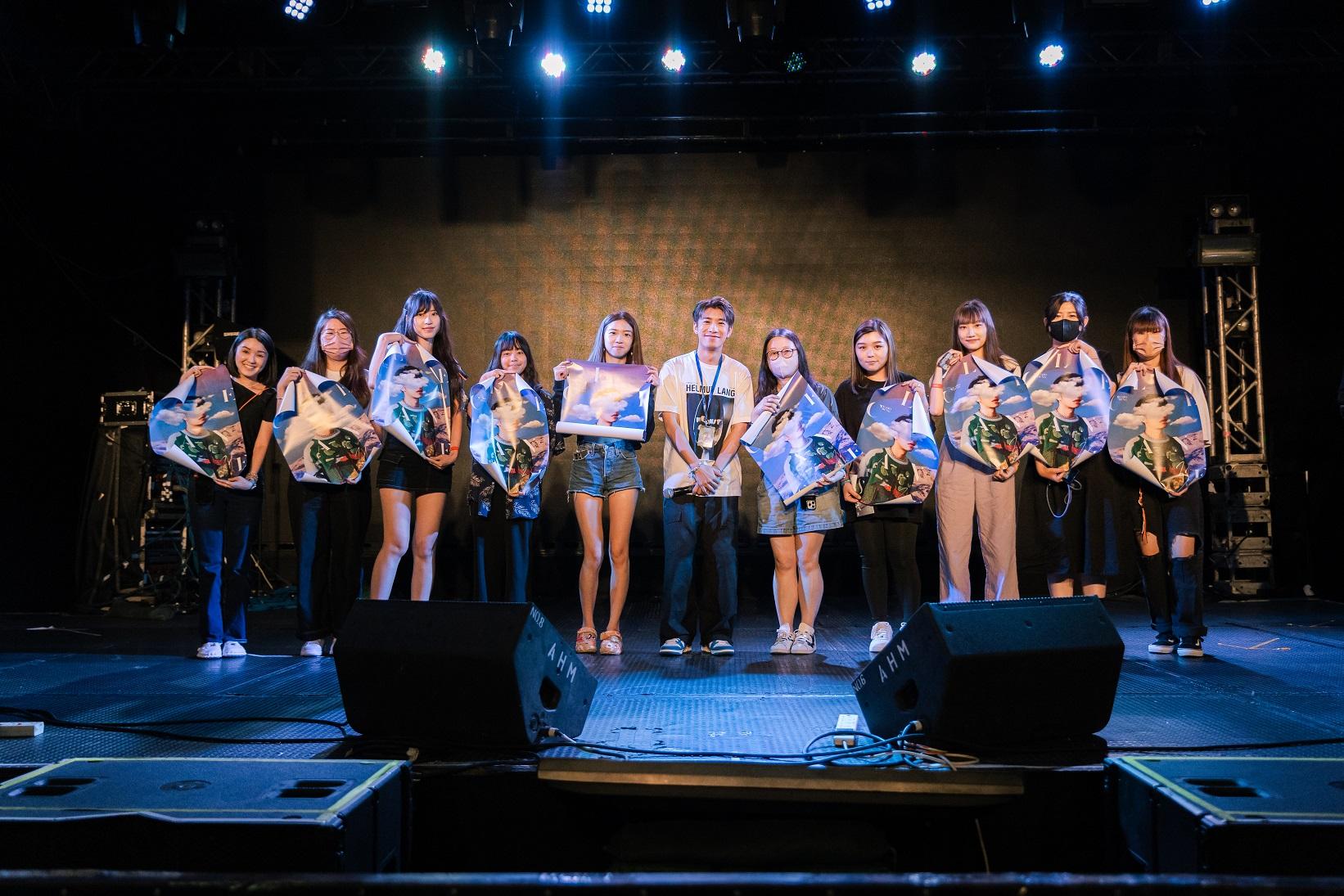 洪嘉豪送贈親筆簽名海報時笑言:「好似畢業典禮咁派畢業證書!各位院友畢業啦!」(由KHFC提供)